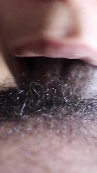 भाग्यशाली लड़के को कामुक एमआईएलए द्वारा अपना डिक चूसा गया