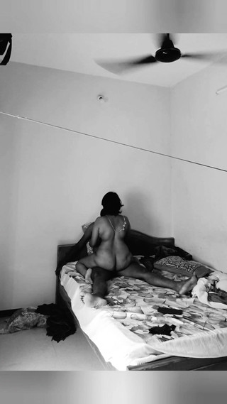 घर में बने गर्म जोड़े काले और सफेद रंग में चुदाई करते हैं