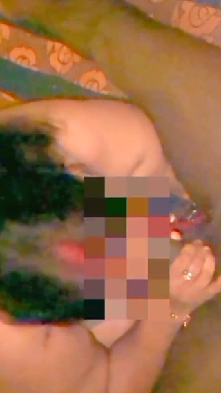 तमिल देसी गोल-मटोल पत्नी सुजी ने कोयल के लिए घुटनों पर युवा ब्लैक बुल का लंड चूसा: भाग 1! Indianhotwifex