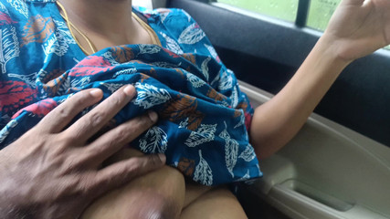 ऑफिस गर्ल कार में रोलप्ले रोमांस का आनंद ले रही है