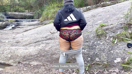 योगा स्ट्रेच - नदी किनारे सेक्सी टीज़ - दुर्लभ - आउटडोर इंडियन इरोटिका