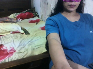 बड़े स्तनों और नग्न शरीर के साथ खेलती भारतीय सुंदर लड़की