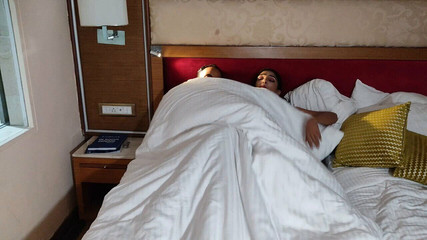 एक कामुक महिला को बहकाया गया और गर्म को अपना दोस्त बनाया और सर्दियों में एक अच्छा चुदाई सत्र आयोजित किया