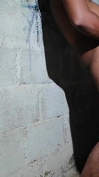 इंडियन हॉट फ्रेंड को उसके एक दोस्त के कमरे में नहाकर आने के बाद क्या हुआ