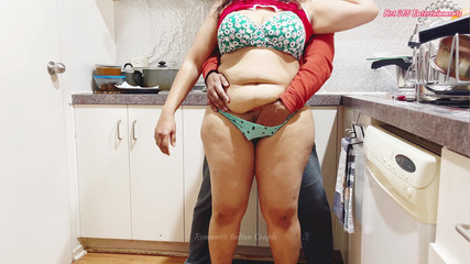 रोमांटिक भारतीय जोड़ा - हॉट गृहिणी और पति कामुक सेक्स और रसोई में उंगली से चुदाई