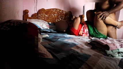 साड़ी में बड़ी छाती वाली भारतीय गृहिणी की चूत में उंगली