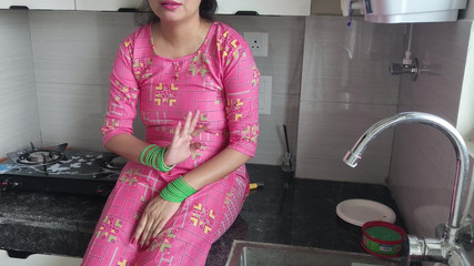 हॉट XXX सौतेली माँ रसोई में बात कर रही है
