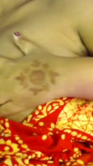 उल्लू बजाना बगल चाटना लघु।