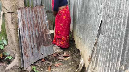 मैंने देखा कि मेरी सौतेली चाची बाथरूम में चली गई, मैं उसके पीछे गया और उसे चोदना शुरू कर दिया