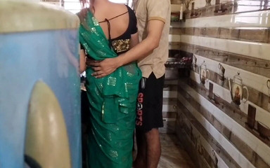 भारतीय भाभी ने अपने सौतेले भाई द्वारा अपना पानी छोड़ा