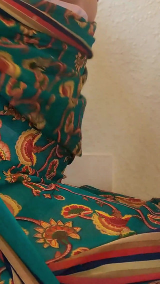 असंतुष्ट लड़की का अफेयर हुआ और उसने किचन प्लेटफॉर्म पर पड़ोसी के साथ जमकर चुदाई की