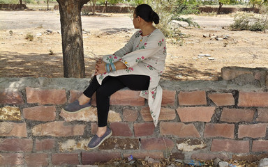 एक लड़की पेड़ के नीचे बैठी थी, लड़के ने उसे दूर ले जाकर चोदा