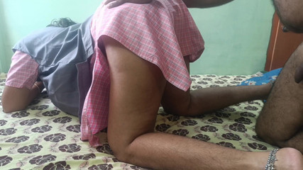 दोस्तों के कमरे में छुट्टियों में अपने बॉयफ्रेंड के साथ साझा बिस्तर और रोमांस का आनंद लेती लड़की