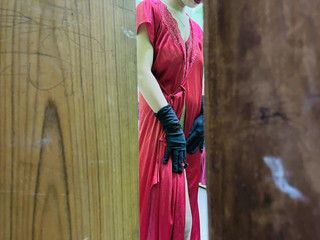 मेरी सेक्सी भाभी ने अपनी ड्रेस बदली और अपने सेक्सी स्तन दिखा रही है