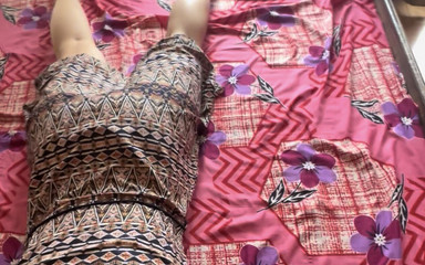 अपने सौतेले भाई के सामने सुंदर सौतेली चचेरी बहन बिस्तर पर आराम।