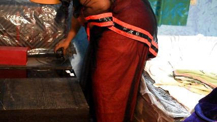 हॉट स्तन और नाभि शो को उजागर करना