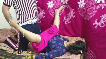 सौतेली बहन और सौतेला भाई ने बिस्तर साझा किया और कड़ी रफ चुदाई की