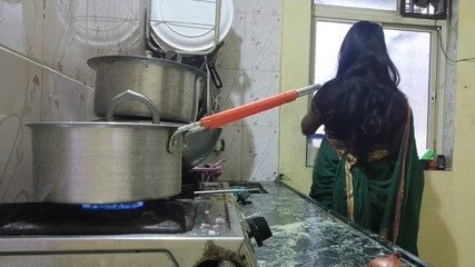 रसोई में भारतीय हॉट भाभी की चुदाई मुंबई आशू