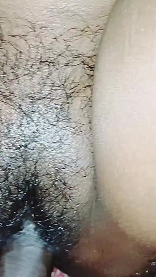 सुबह के समय हॉट पत्नी अपने पति के साथ बहुत मुश्किल से उसकी चूत को चोदते हुए सेक्स करती है