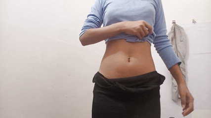 मेरी चूत से बहुत सारा पानी निकल रहा है, मैंने टॉयलेट में जाकर मुठ मारी, मेरी चूत पूरी गीली हो गई है, बहुत सारा पानी