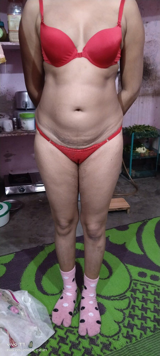 लाल पैंटी और लाल ब्रा, इसे देखकर हर किसी का लंड खड़ा हो जाता है