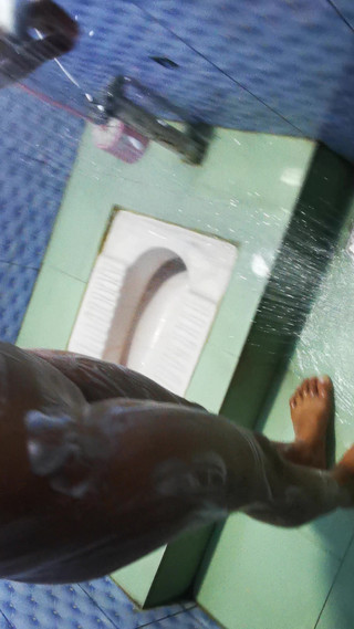 बाथरूम में चुदाई कर रही लड़की के साथ खतरनाक सेक्स