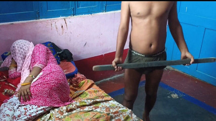 स्लिम हॉट सेक्सी महिला की एसी तकनीशियन से कमरे में गुप्त रूप से चुदाई