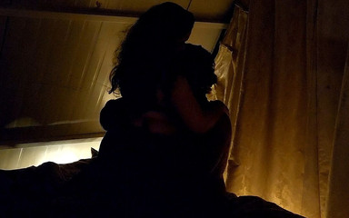 जो जोड़े वास्तविक दोस्त की तलाश में हैं और स्तन निपल्स चूस रहे हैं