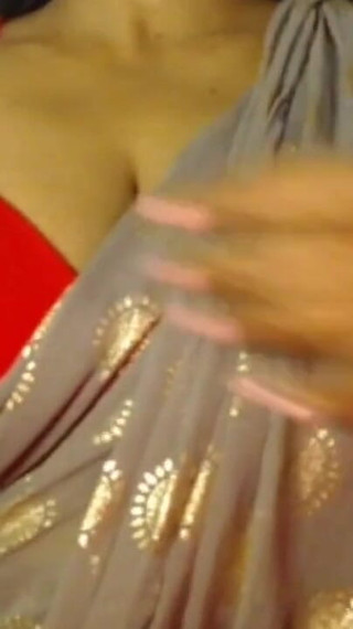 सेक्सी विलेज हॉट गर्ल ब्रा ओपन बूब शो।