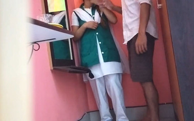 कॉलेज गर्ल और उसका सौतेला भाई अकेले कमरे में चुदाई कर रहे हैं