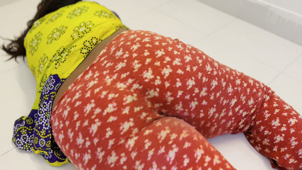 देसी हॉट मिल्फ सौतेली माँ को सौतेले बेटे ने चोदा - विशाल गांड में चोदा और पीछे कुछ दिया - विशाल वीर्य