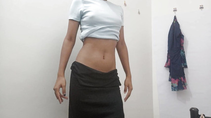 युवा सुंदर भारतीय अपने बड़े स्तन और बालों वाली बिल्ली दिखाती है