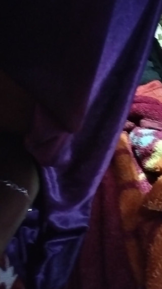 पत्नी बड़े खीरे का आनंद ले रही है