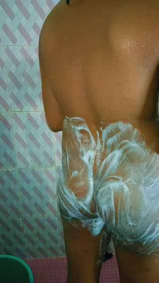 बाथरूम में मेरी सौतेली बहन के स्तनों के साथ चूत में उंगली प्रेस भारतीय शावर वीडियो