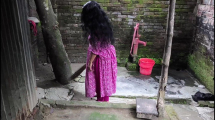 मैंने देखा कि मेरी सौतेली चाची बाथरूम साफ कर रही थी इसलिए मैंने उसे गले लगा लिया और उसकी गांड मारना शुरू कर दिया