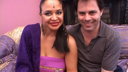 शर्मीला भारतीय शौकिया जोड़ा अपना पहला अश्लील वीडियो बना रहा है