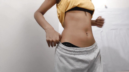 सेक्सी पंजाबी भाभी अपने बालों वाली झाड़ी दिखा रही है!