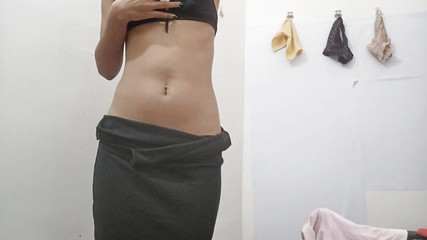 लड़की पर लड़की गीली होकर खेल रही है