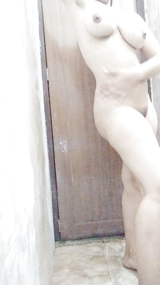 बड़े स्तन वाली भारतीय सौतेली माँ सौतेले बेटे को सेक्स का पाठ पढ़ाती है कि सौतेली माँ को कैसे चोदना है