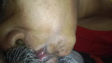 मेरे पड़ोसी की सौतेली माँ ने मुझे बुलाया और मुझसे उसकी चूत चाटने को कहा। मैंने भी इसे चाटा. यह बहुत स्वादिष्ट था.