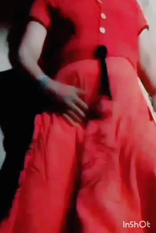 देसी महिला अपने हॉट सेक्सी शरीर को रगड़ रही है