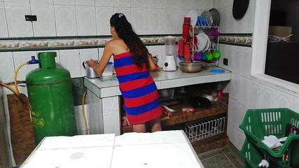 जब मेरी सहेली सफ़ाई कर रही थी तो मैं उसकी ओर देखता था क्योंकि वह कितनी सेक्सी थी और वह मुझसे कहती थी कि क्या मैं उसे चोदना चाहता हूँ