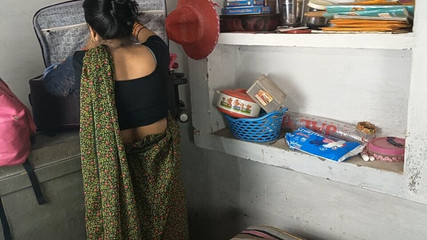 मायके से आकर भाभी खोल रही थी सूटकेस, देवर ने छीनकर दे दिया