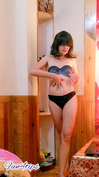 वह जानती है कि आपको कैसे सहना है - स्ट्रिपटीज़।