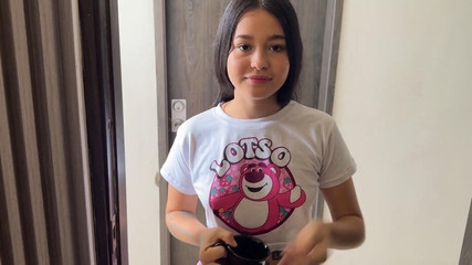 एक खूबसूरत भारतीय पड़ोसी सख्त होने के बहाने अपने पड़ोसियों के घर में प्रवेश करना पसंद करती है।