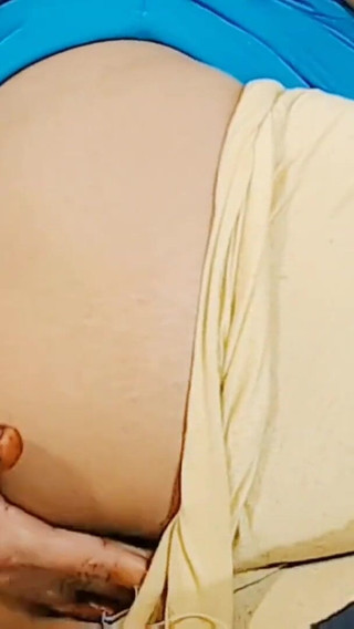 लाइव वीडियो कॉल पर कैमगर्ल स्तन और बिल्ली दिखा रही है