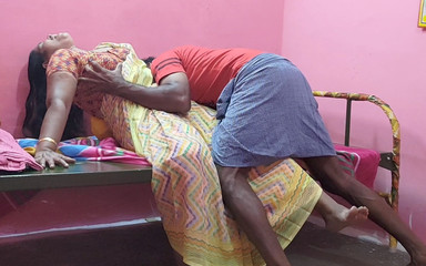 सौतेली माँ शयनकक्ष में थी और जवान लड़के ने उसके स्तन पकड़ लिए और उसके साथ यौन संबंध बनाए