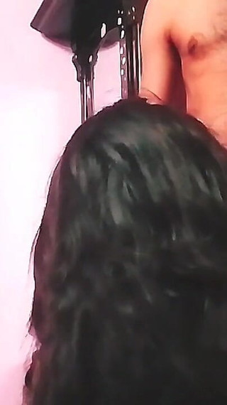 पीछे से कुत्ते शैली में गर्म भारतीय गृहिणी की चुदाई