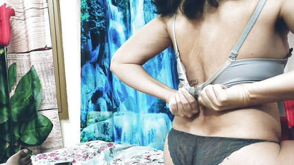 खूबसूरत लड़की बीबीसी को चूसती है और खुशी से कराहती है