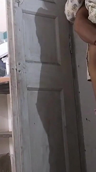 इंडियन स्कूल गर्ल और उसका बॉयफ्रेंड एक क्लासरूम में चुप चाप चोदने लगी